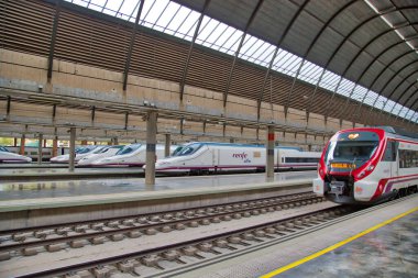 Seville, İspanya, 19 Ekim 2016: Seville ana tren istasyonu, Santa Justa, yoğun bir şehirlerarası bağlantı merkezi
