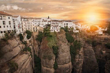İspanya 'nın Ronda kentindeki Puente Nuevo Köprüsü' nden Hitoric şehir merkezinin manzarası