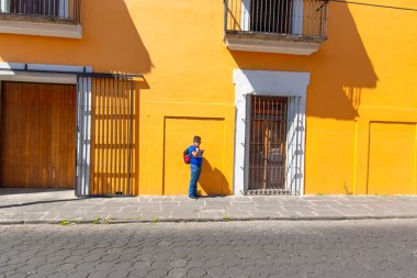 Puebla, Meksika-20 Nisan 2018: Zocalo tarihi şehir merkezinde renkli Puebla sokakları