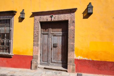 Meksika, San Miguel de Allende 'nin tarihi şehir merkezinde renkli binalar ve sokaklar