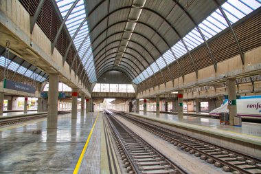 Seville, İspanya, 19 Ekim 2016: Seville ana tren istasyonu, Santa Justa, yoğun bir şehirlerarası bağlantı merkezi
