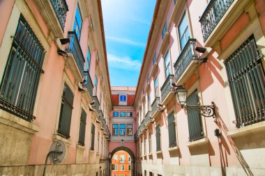 Lizbon tarihi merkezinin renkli binaları