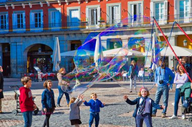 Madrid, İspanya-16 Eylül 2017: Plaza Belediye Başkanı Madrid Plaza 'nın merkezinde oynayan ve eğlenen çocuklar ve aileler