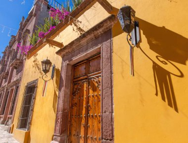 Meksika, San Miguel de Allende 'nin tarihi şehir merkezinde renkli binalar ve sokaklar