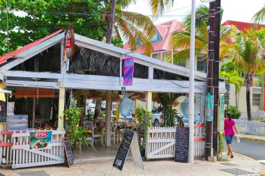 Philipsburg, Sint Maarten-20 Nisan 2017: Marina ve alışveriş bölgesi yakınlarındaki tarihi şehir merkezinde Sint Maarten caddeleri