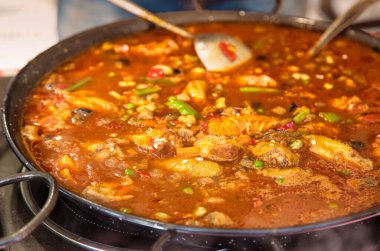 Paella hazırlığı - Barselona Katedral Meydanı 'nın yakınındaki sokak tezgahı