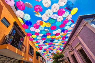 Guadalajara, Tlaquepaque, Meksika-20 Nisan 2018: Tlaquepaque sanat köyü turizm sezonunun doruk noktasında renkli sokaklar