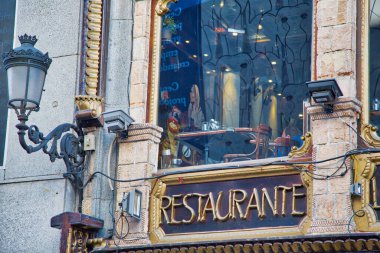 Madrid, İspanya-18 Ekim 2017: Madrid tarihi şehir merkezinde otantik restoranlar