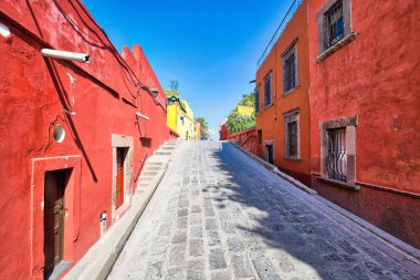 Meksika, San Miguel de Allende 'nin tarihi şehir merkezinde renkli binalar ve sokaklar