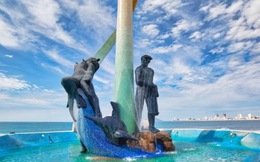 Mazatlan, Meksika-10 Aralık 2018: Okyanus kıyısı ve tarihi şehir merkezi yakınlarındaki Mazatlan Gezinti Alanı 'nda bulunan bir Balıkçı Anıtı (Monumento al Pescador)