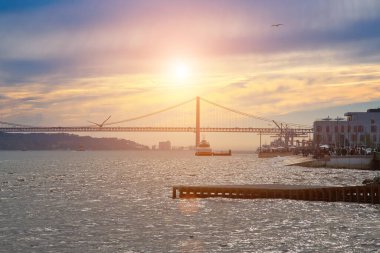 Lizbon, Portekiz-20 Ekim 2017: Lizbon Ticaret Meydanı 'ndan ünlü 25 Nisan Köprüsü manzarası