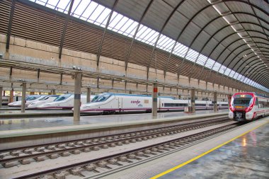 Seville, İspanya-19 Ekim 2018 Seville ana tren istasyonu, Santa Justa, yoğun bir şehirler arası bağlantı merkezi.