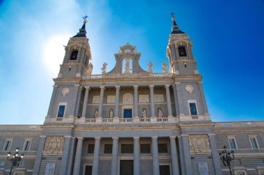 Madrid, güneşli bir günde ünlü Almudena Katedrali