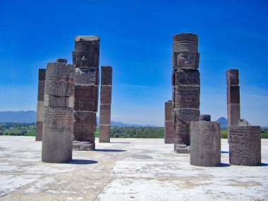 Teotihuacan sitesi yakınlarındaki Toltec İmparatorluğu 'ndan ünlü Meksika Tula piramitleri ve heykelleri