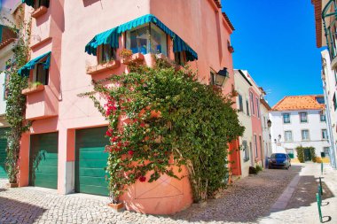 Tarihi merkezde Cascais caddeleri