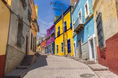 Guanajuato, Meksika, tarihi şehir merkezinde manzara renkli sokaklar