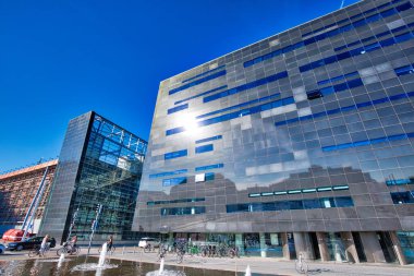 Kopenhag, Danimarka-2 Ağustos 2018: Kraliyet Kütüphanesi-Danimarka Ulusal Kütüphanesi ve dünyanın en büyük kütüphanelerinden biri olan Kopenhag Üniversitesi Üniversite Kütüphanesi.