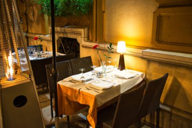 Seville, eski şehrin kalbinde romantik bir İspanyol restoranı.