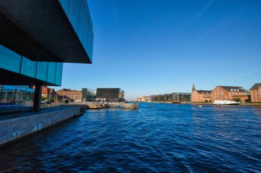 Kopenhag, Danimarka-1 Ağustos 2018: Kopenhag 'ın tarihi merkezinde manzara nehir kanalları