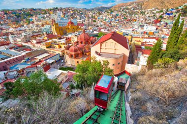 Guanajuato, manzaralı şehir gözcüsü ve şehrin füniküler manzarası.