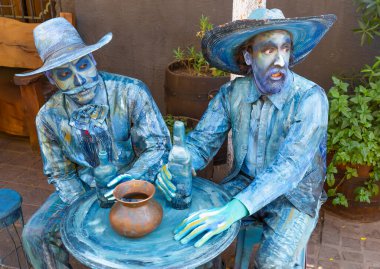 Guadalajara, Tlaquepaque, Meksika-20 Nisan 2019: Turist ve ziyaretçileri ağırlayan Tlaquepaque sokak sanatçısı
