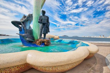 Mazatlan, Meksika-10 Aralık 2018: Okyanus kıyısı ve tarihi şehir merkezi yakınlarındaki Mazatlan Gezinti Alanı 'nda bulunan bir Balıkçı Anıtı (Monumento al Pescador)