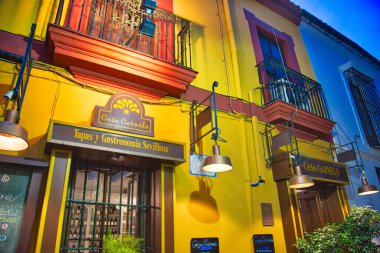SEVILLE, İSPA-ECTOBER 2, 2017: Seville, Eski şehrin kalbinde romantik bir İspanyol restoranı