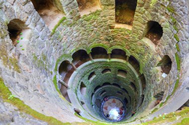 CASCAIS, PORUGAL-EPTEBERİ 20, 2017: Quinta da Regaleira manzara şatosu