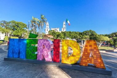 Büyük renkli harfler Merida 'yı simgesel bir Merida Katedrali ile temsil ediyor.