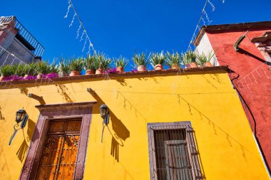Meksika, San Miguel de Allende 'nin tarihi şehir merkezinde renkli binalar ve sokaklar