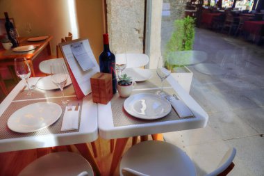 Granada, İspanya - 16 Ekim 2017: Kraliyet Katedrali yakınlarında ulusal gıda hizmeti veren moda kafe