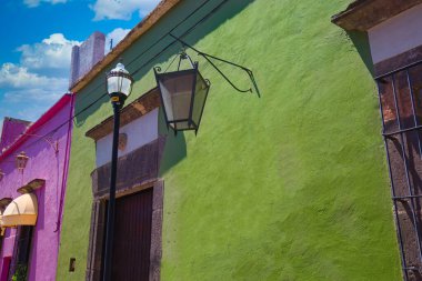 Tlaquepaque sanat köyü turizm sezonunda renkli sokaklar