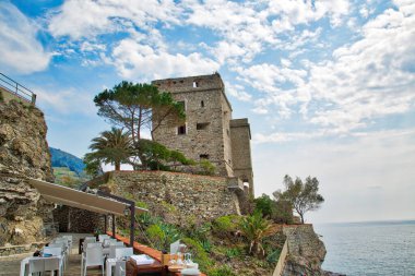 İtalya, Monterosso-20 Nisan 2017: Cinque Terre 'deki renkli Monterosso sokakları