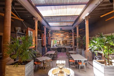 San Miguel de Allende, Meksika-3 Aralık 2018: Tarihi şehir merkezinde San Miguel de Allende restoranları ve barları