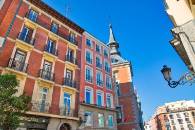 Madrid, İspanya-16 Ekim 2017: Madrid 'in Dar sokakları tarihi şehir merkezinde