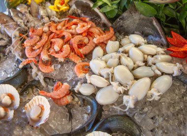 Rialto Köprüsü manzaralı bir Venedik restoranında taze deniz ürünleri sergileniyor.