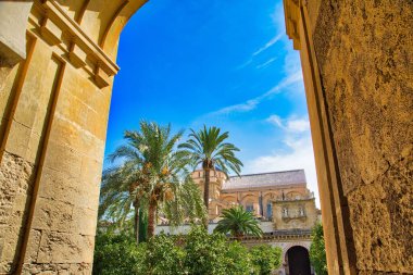 Mezquita Katedrali, Cordoba 'nın tarihi merkezinde güneşli bir günde