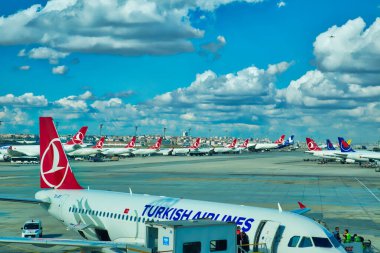 İstanbul, Türkiye-10 Ekim 2017: Yenilenmiş havaalanı terminali yakınlarındaki pistte yolcu bekleyen Türk Hava Yolları uçakları