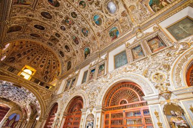 Oaxaca, Meksika-2 Aralık 2018: Tarihi Oaxaca şehir merkezindeki Tarihi Santo Domingo Katedrali