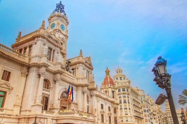 Valencia, İspanya - 2 Ekim 2019: Valensiya 'nın tarihi şehir merkezinde bulunan Central Plaza de Ayntamiento (Belediye Binası Meydanı)
