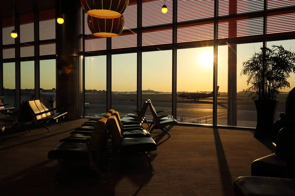 Luchthaventerminal Bij Zonsondergang — Stockfoto