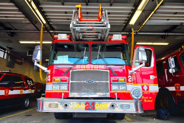 Boston, MA, ABD-20 Ekim 2017: İtfaiye aracı acil müdahale için hazır