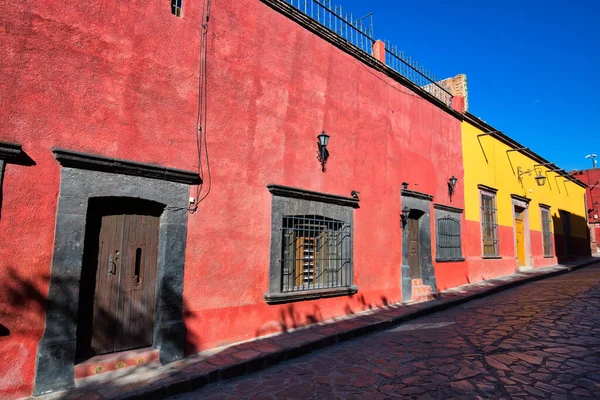 墨西哥历史名城中心的圣米盖尔德阿伦德五彩斑斓的建筑和街道 — 图库照片