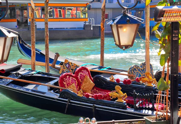 Розкіш Гондола Чекає Туристів Біля Мосту Ріальто Венеції — стокове фото
