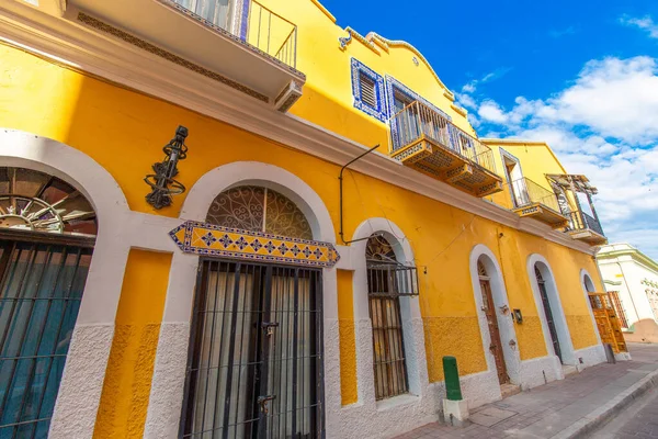 メキシコ マザラン 歴史的中心部のカラフルな旧市街の通り — ストック写真