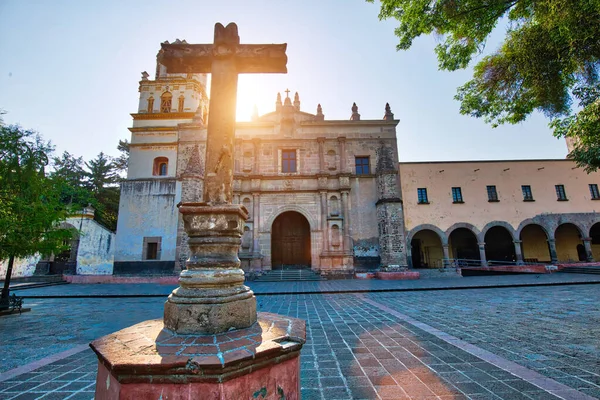 Coyoacan 'daki Hidalgo Meydanı' nda San Juan Bautista Kilisesi.