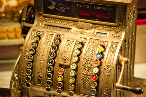 Madrid, İspanya-19 Eylül 2018: Madrid tarihi merkezinde Mercado de San Miguel yenilendi