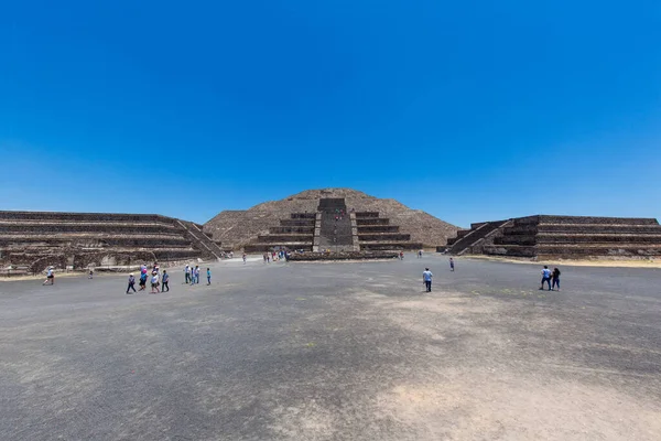 2018年4月21日 メキシコの高地にある歴史的建造物Teotihuacanピラミッドを登る観光客 — ストック写真