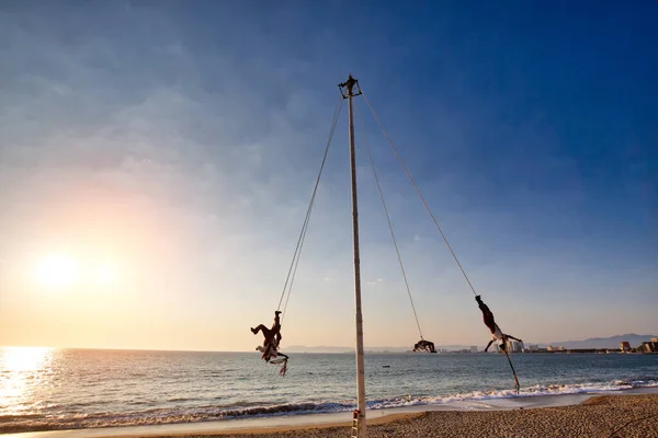 Dans Van Flyers Beroemde Papantla Flyers Show Puerto Vallarta Malecon — Stockfoto