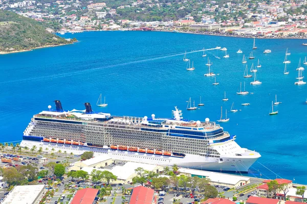 Gemi, Karayipler 'de bir gemi gezisi için Saint Thomas Adası' na yanaşmış.